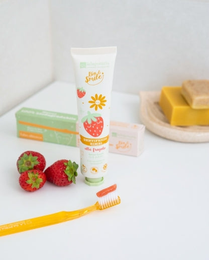 BS001M075_dentifricio-lenitivo-bimbi-fragola_1.jpeg